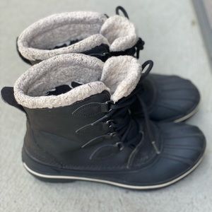 Crocs Faux Fur Winter Duck Boots Black Waterproof 203430 Women’s Size w7
